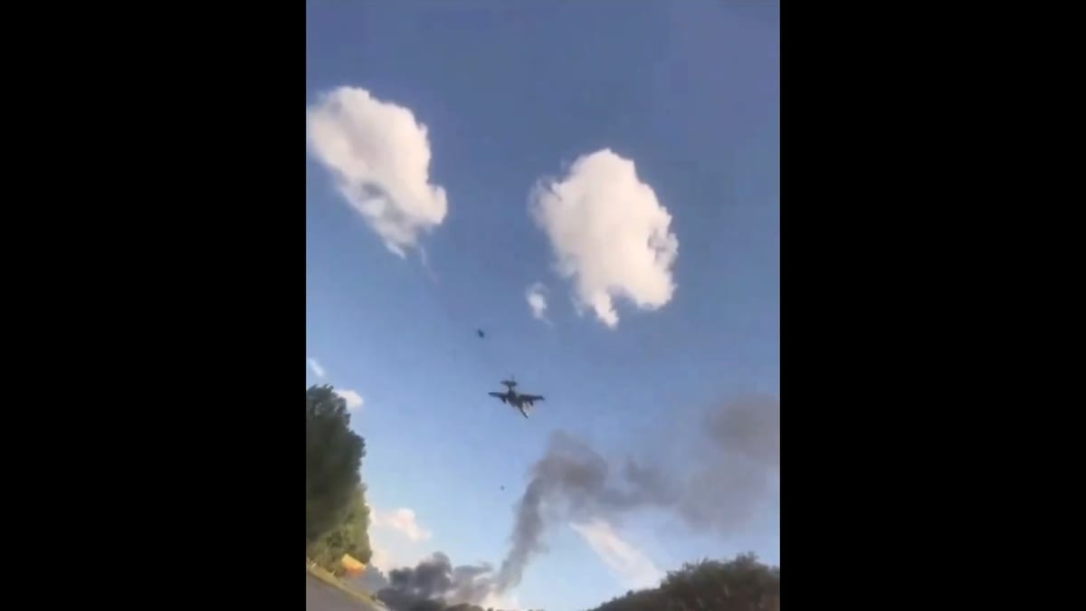 在俄羅斯志願軍的幫助下，烏克蘭的軍隊反攻至俄羅斯西部的庫爾斯克州，一位俄羅斯民眾拍到天空中有戰機飛過。 圖：擷取自 @NOELreports X 分享影片