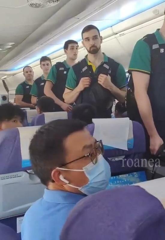 海南海口美蘭機場的上海航空 FM9256 航班嚴重延誤 3 小時，最後上來 15 個澳洲男子排球隊員，引起中國乘客的憤怒。 圖：翻攝自月姬 X 帳號