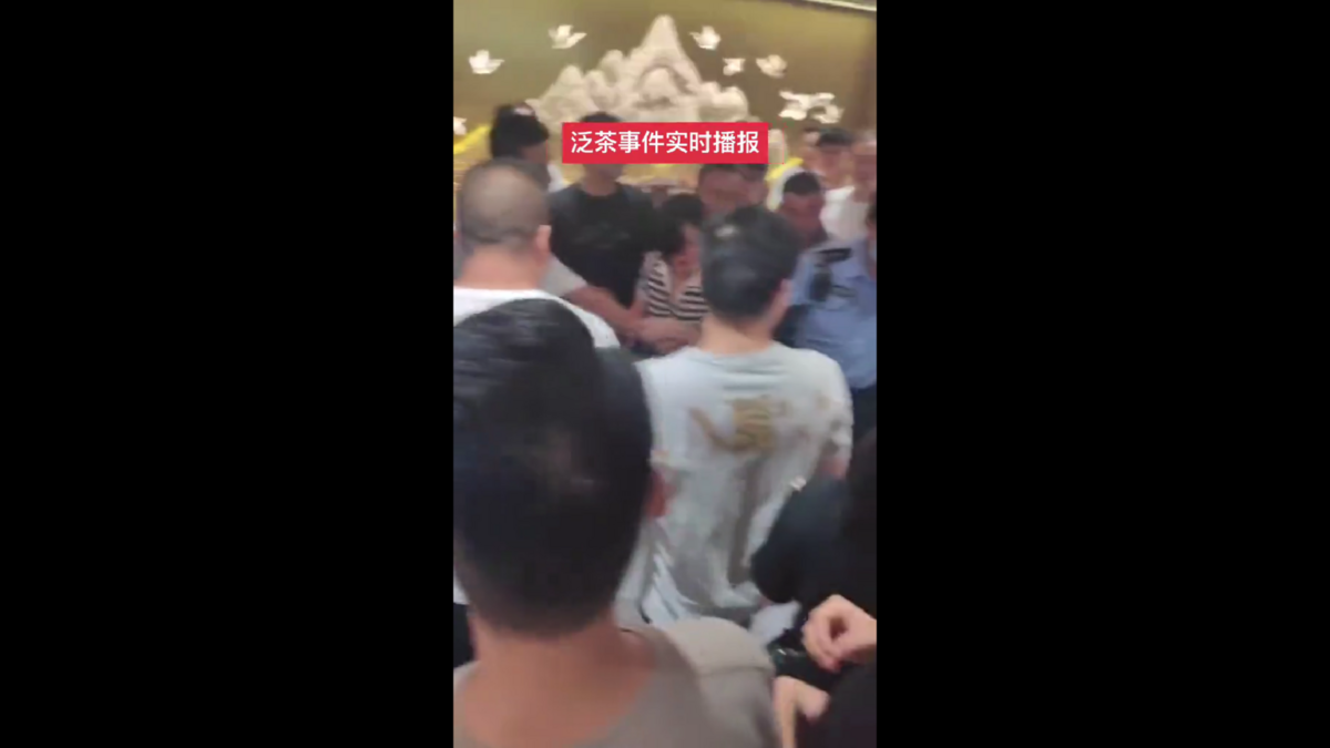 泛茶控股暴雷，引發大量經銷商前往公司維權。 圖 : 翻攝自影片