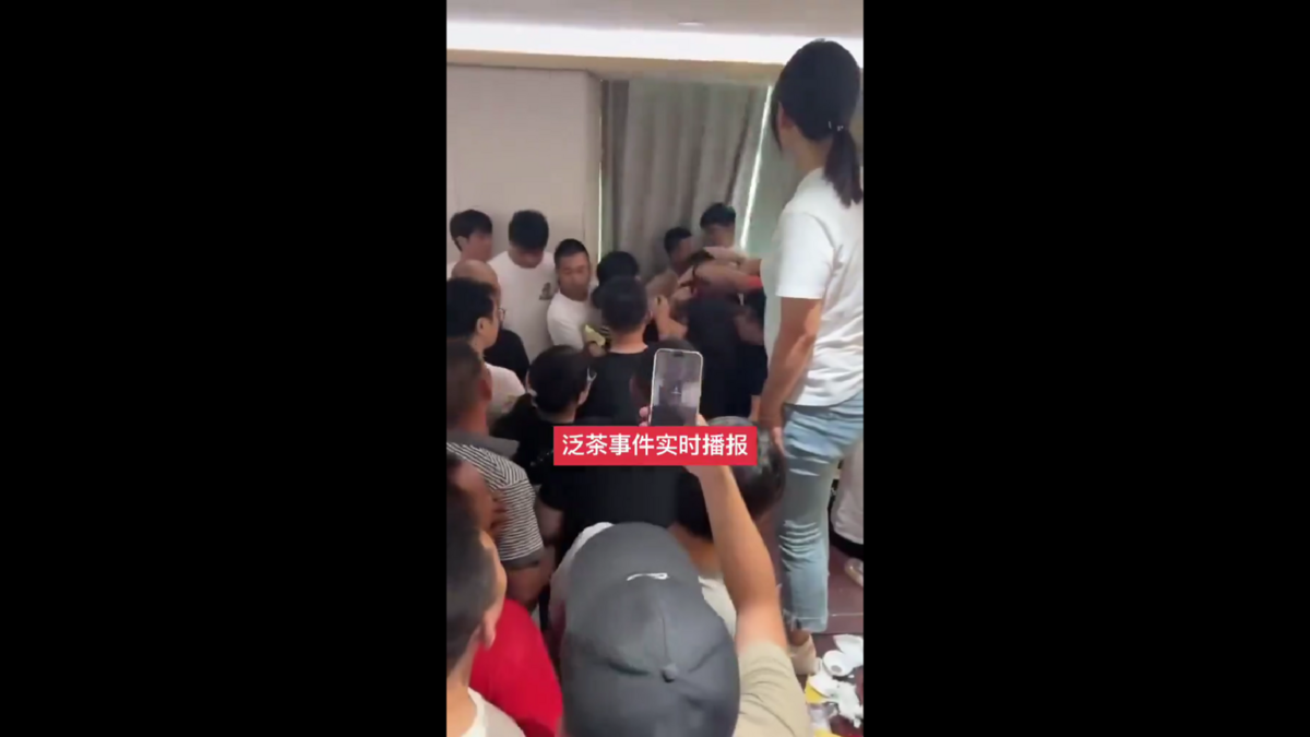 泛茶控股暴雷，引發大量經銷商前往公司維權。 圖 : 翻攝自影片
