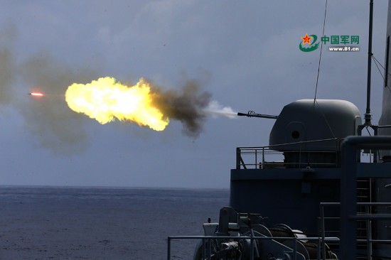 中國解放軍軍艦火砲操演。 圖：翻攝中國軍網