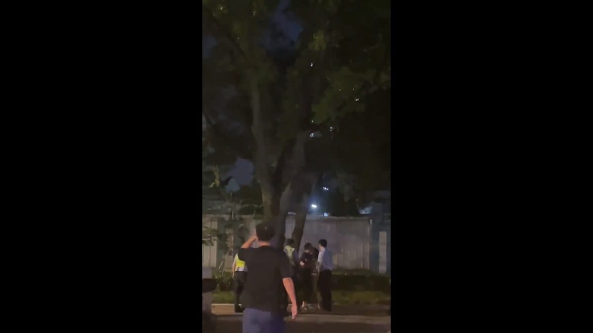 有抗議家長在路邊與警察爆發衝突。 圖：擷取自 @cskun1989 X 分享影片