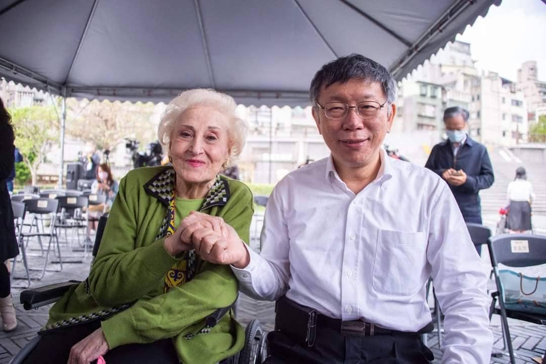 民眾黨主席柯文哲與空中英語雜誌創辦人彭蒙惠（Doris Brougham）。 圖：翻攝柯文哲臉書