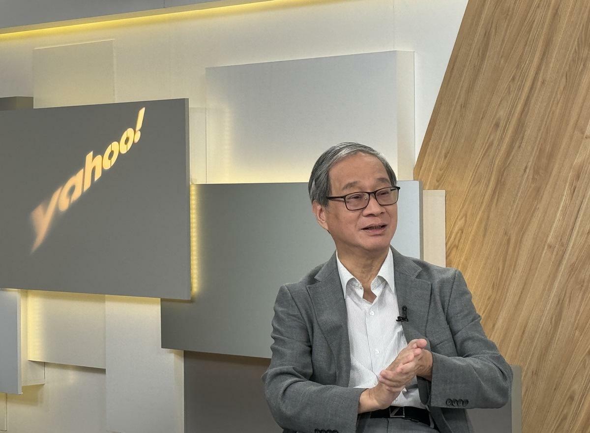 作家「小野」（本名李遠）接掌文化部長後，今（7）天接受YahooTV《齊有此理》主持人王時齊的專訪。 圖：YahooTV提供