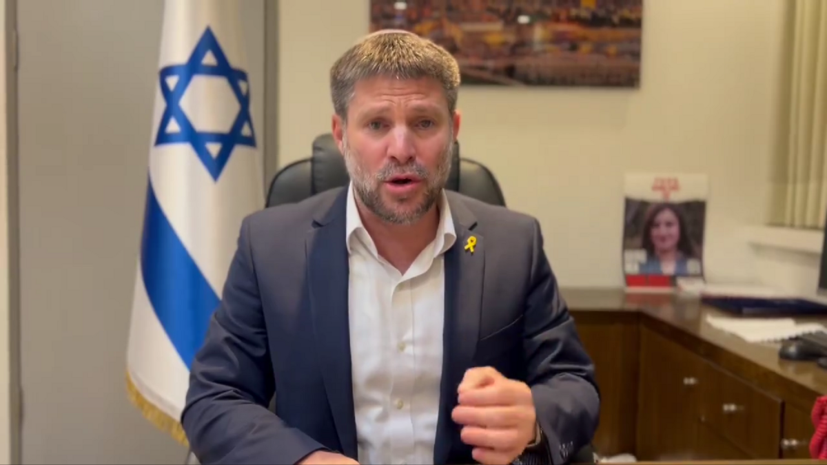 以色列財政部長比撒列·斯莫特里赫（Bezalel Smotrich）近日在耶德·比尼亞敏（Yad Binyamin）舉行的卡提夫會議（Katif Conference）上表示，儘管讓兩百萬加薩居民面臨飢餓以促使以色列人質歸還「可能是正義和道德的」，但「世界上沒有人會允許我們這樣做」。 圖 : 翻攝自X帳號@bezalelsm