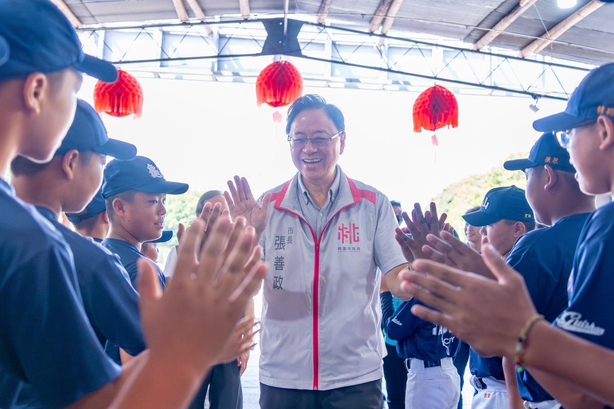 張善政幫8月8日將飛往美國威廉波特參加第77屆世界少棒大賽的龜山國小棒球隊加油，祝福小球員們發揮傑出實力。 圖：桃園市政府／提供