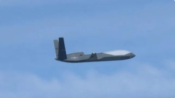 近期有一架中國解放軍的「無偵 -10 」無人機從海南島飛到越南海岸線再原路返回。專家分析認為這是中國試圖威懾越南的舉動。 圖：翻攝自 鄭繼永教授