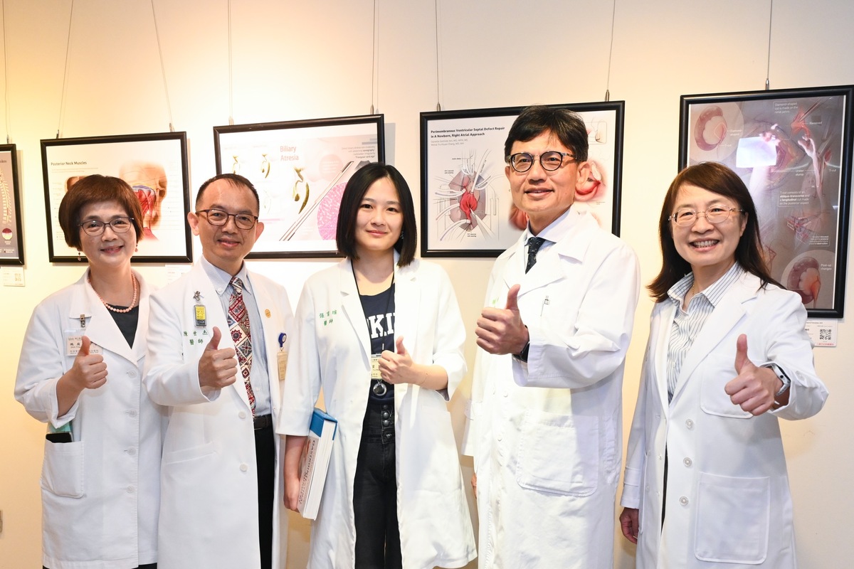 台大醫院影像醫學部主治醫師張育瑄近期自美國頂尖學府霍普金斯醫學院畢業歸國，成為台灣目前獨一無二的「醫學繪圖師（Medical illustrators）」，其作品近期於台大展出中。 圖：台大 / 提供