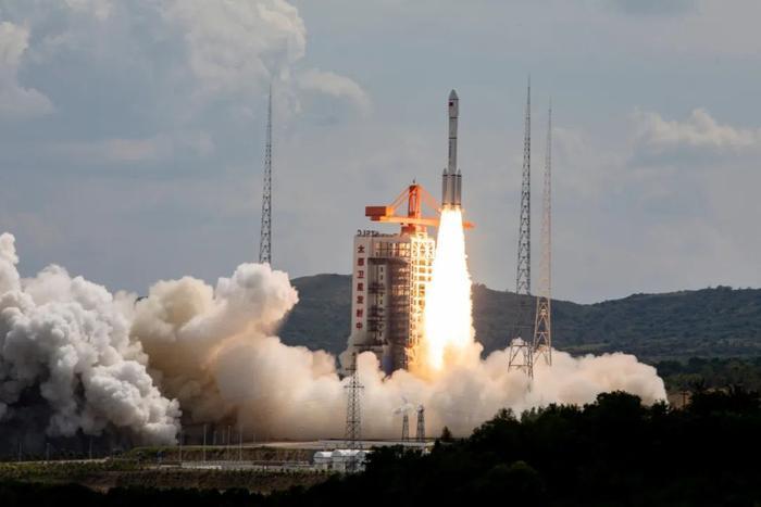 中國也在建構自身巨型網際網路衛星星座，包括「國網」計畫以及上海市政府支持的千帆星座（Spacesail Constellation，亦稱G60星鏈），兩者目標皆超過10,000顆衛星。圖為千帆星座。 圖：翻攝陸網/新浪