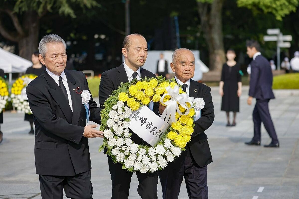 長崎市長鈴木史郎昨（5）日回應，將邀請台灣參與今年長崎市原爆追悼活動。圖為長崎市市長鈴木史朗（圖中）去年參與該活動。 圖：翻攝自鈴木史朗 X 帳號