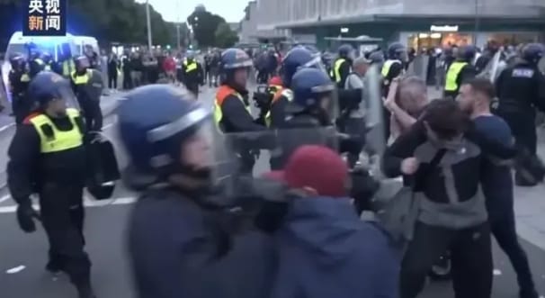 英國各地爆發13年來最大規模抗議活動，許多民眾不滿政府的移民政策，選擇上街抗議。 圖 : 翻攝自央視新聞