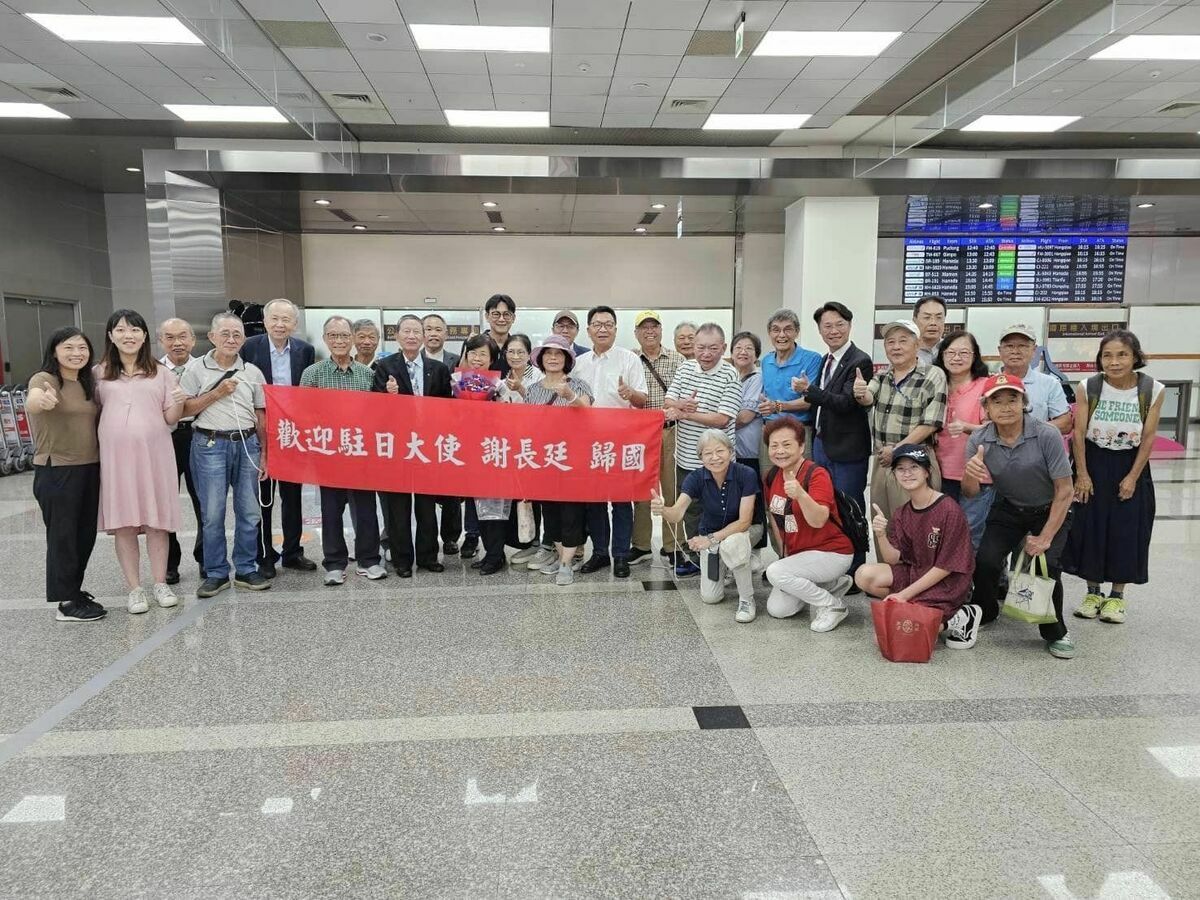 駐日本大使謝長廷獲准退職，離日返台。返抵松山機場好友接機。 圖：翻攝「臉書」謝長廷粉絲專頁