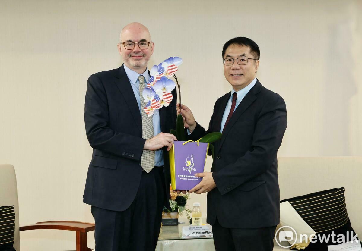 美國在台協會新任處長谷立言造訪台南市，台南市長黃偉哲熱烈歡迎老朋友再次駐台，並送上噴有美國國旗的台南蘭花及蘭花瓷盤作為祝賀。 圖：台南市政府提供