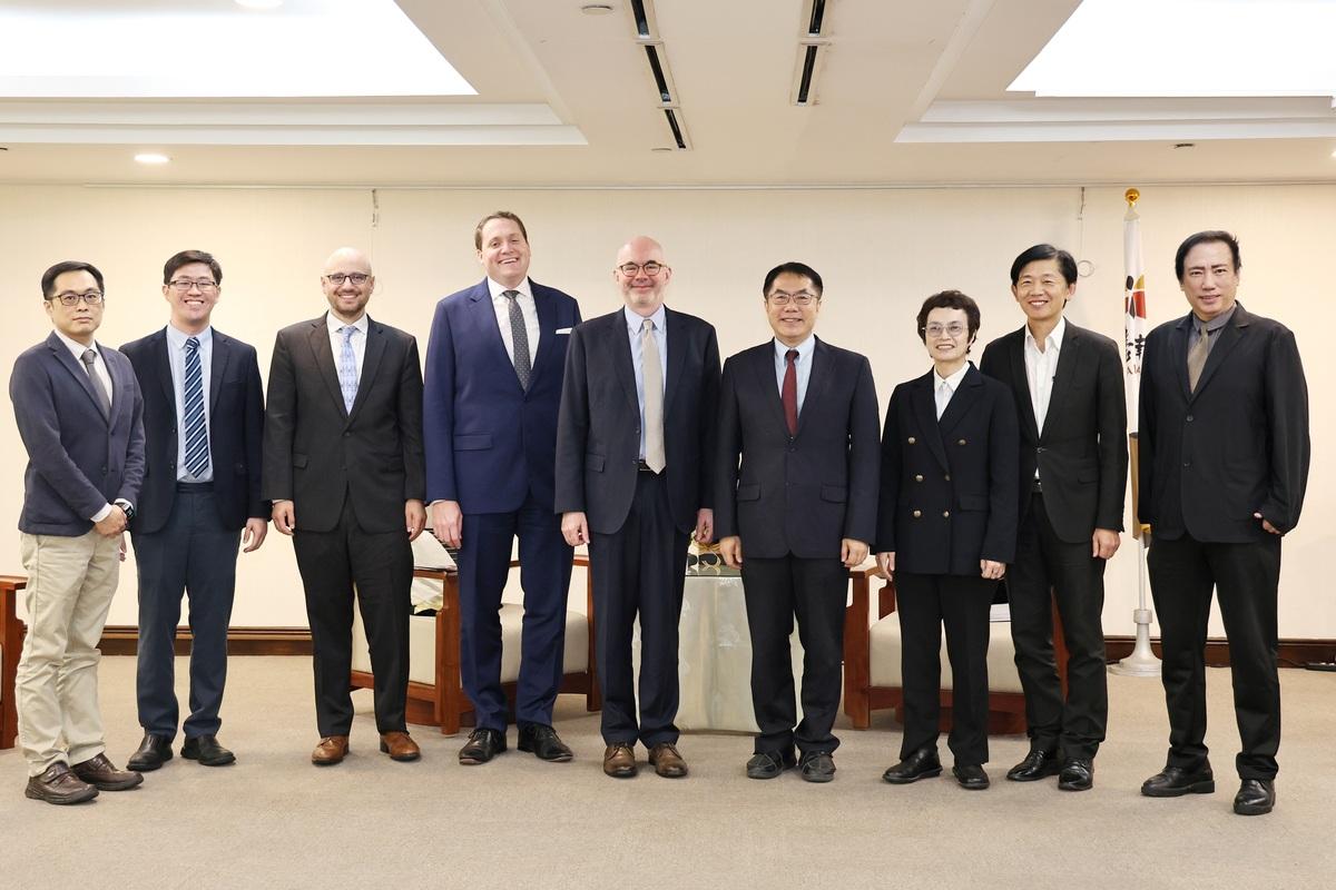 美國在台協會處長谷立言在高雄分處張子霖分處長等AIT官員的陪同下造訪台南市，台南市長黃偉哲偕同副市長趙卿惠、葉澤山、新聞及國際關係處長蘇恩恩熱烈歡迎老朋友再次駐台，雙方會中就未來3年的台美合作藍圖進行討論。 圖：台南市政府提供