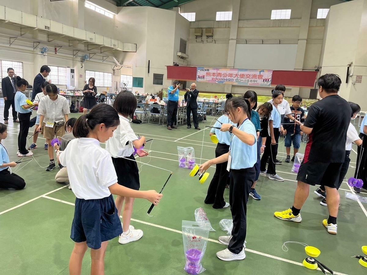 台日學生一起體驗扯鈴。 圖：高雄市教育局/提供