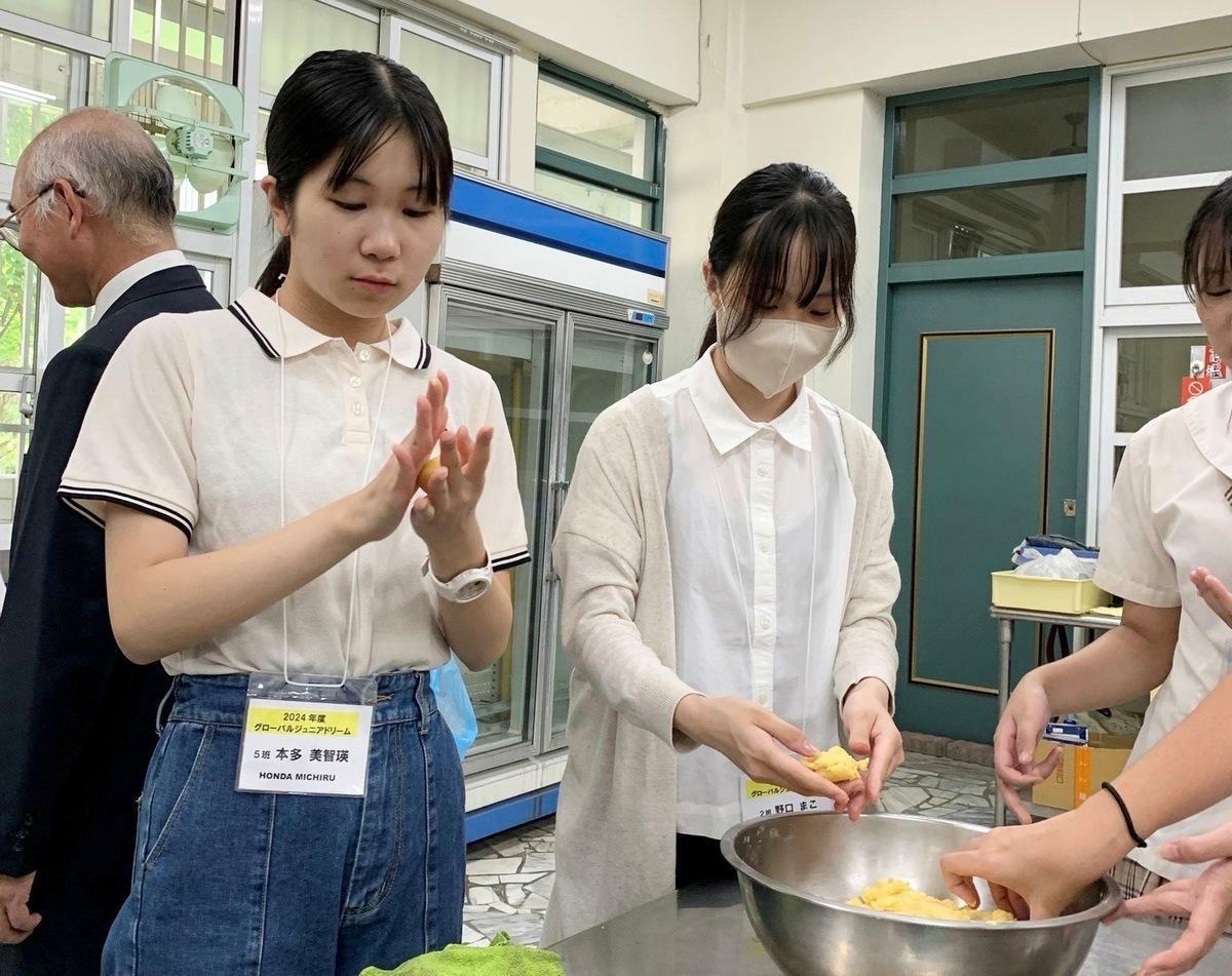 台日學生一起體驗製作鳳梨酥。 圖：高雄市教育局/提供