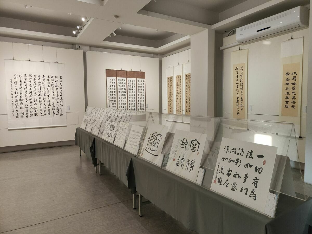 醫界書法同好陳旭照、林子喬、呂嘉峰、潘健理、戴念國、蔡孟昆、趙善祖、劉忠俊、李益隆、郭汶鈞、鄭峰洲等人應明宗書法藝術館之邀，攜手舉辦「醫筆縱橫──全台醫師11人書法聯展」。 圖：黃博郎／攝