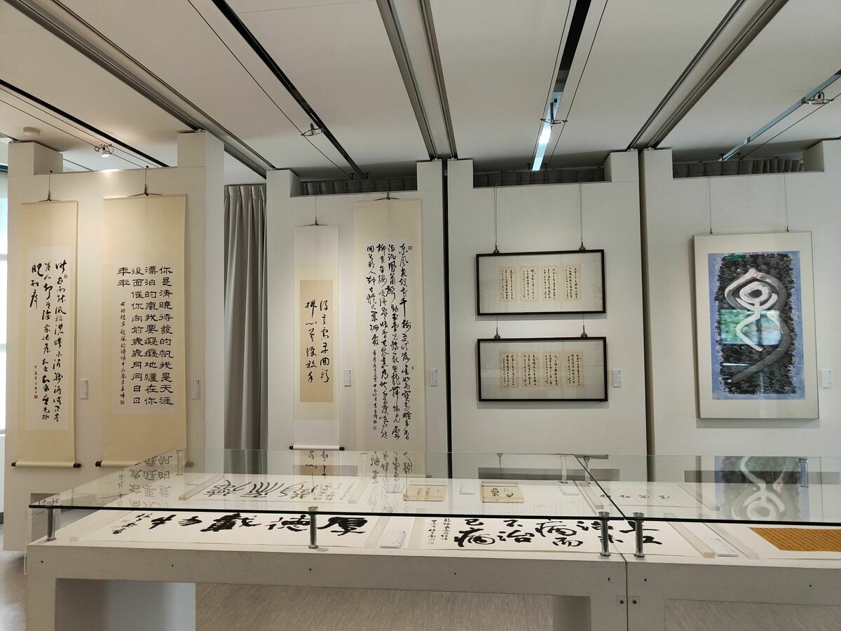 醫界書法同好陳旭照、林子喬、呂嘉峰、潘健理、戴念國、蔡孟昆、趙善祖、劉忠俊、李益隆、郭汶鈞、鄭峰洲等人應明宗書法藝術館之邀，攜手舉辦「醫筆縱橫──全台醫師11人書法聯展」。 圖：黃博郎／攝