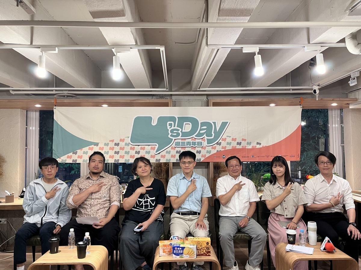 Y’s Day「週三青年日」7）日晚上舉辦第65場活動「從填鴨到多元，教育真的能翻轉嗎？––108課綱與體制內外教育的衝突與共舞」，舞臺上由左至右為蔡其曄、陳茻、馮喬蘭、陳方隅、林國民、林軒如、董思齊。 圖： Y’s Day「週三青年日」提供
