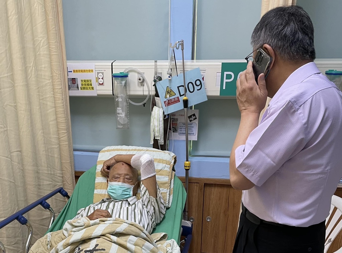 柯文哲先前表示，柯爸常常騎單車出去，前幾天不小心摔車。 圖：翻攝柯文哲臉書（資料照）