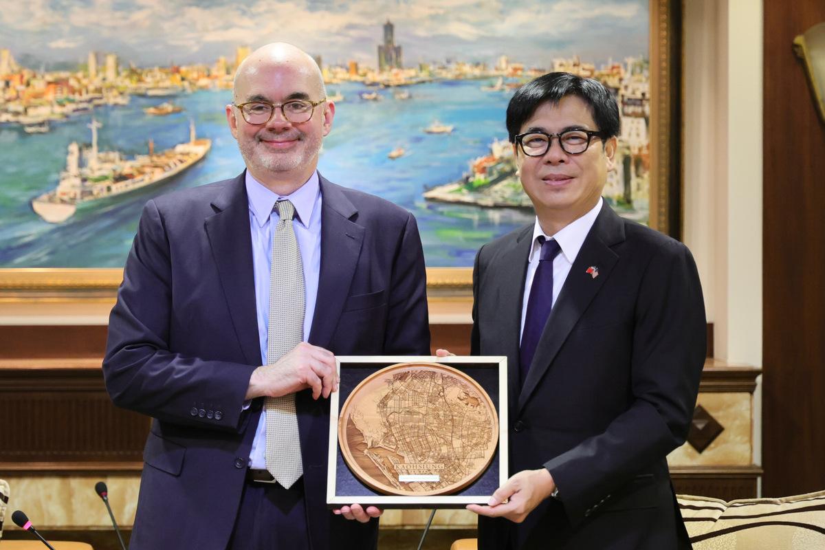 谷立言(左)拜會陳其邁(右)期盼進一步攜手深化台美關係。 圖：高雄市行國處/提供