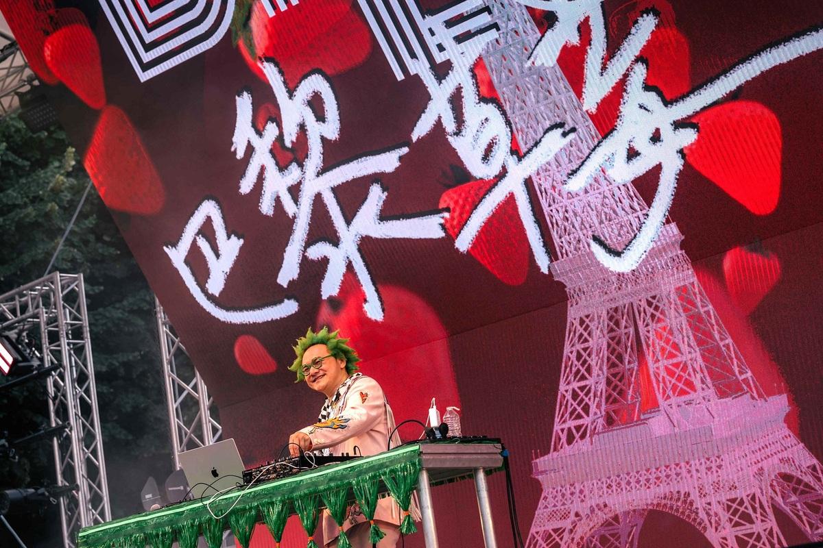 DJ林貓王以「巴黎夢尋草莓」為主題出發，結合法國與台灣的groovy動感音樂，呈現包括糯米糰〈巴黎草莓〉、黃韻玲〈藍色啤酒海〉、孔雀眼〈看海〉等充滿夏天、浪漫與愛的選歌。 圖：文化部提供