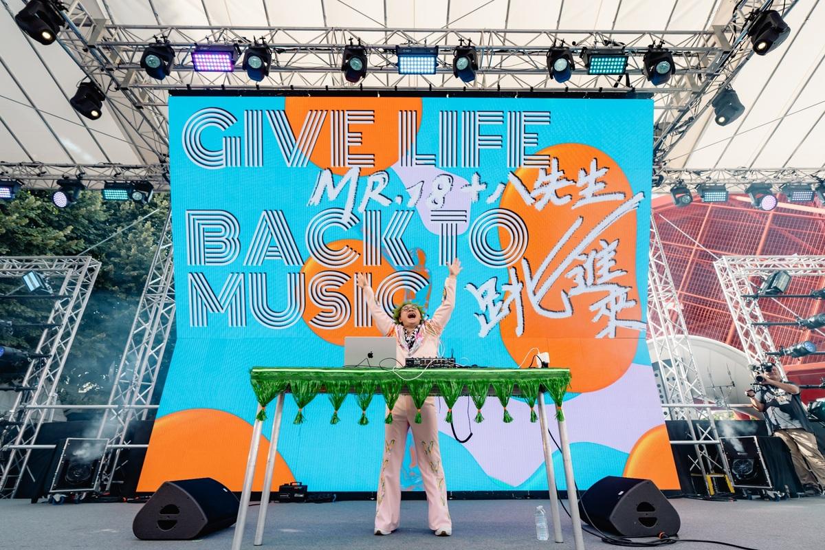昨晚演出由DJ林貓王揭開序幕，一連多首結合法國與臺灣的混音作品，炒熱現場氣氛，讓文化奧運台灣館化身大型戶外派對。 圖：文化部提供