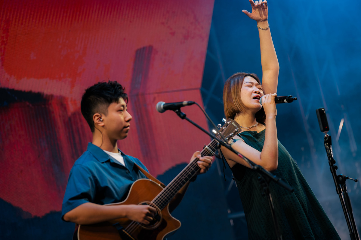 榮獲第35屆金曲獎「最佳客語專輯獎」的邱淑蟬擔任昨晚演出壓軸，帶來思念阿公、阿嬤的《望》、《影仔影仔》，以及寫給故鄉高雄「一封情書」的《所在》。 圖：文化部提供