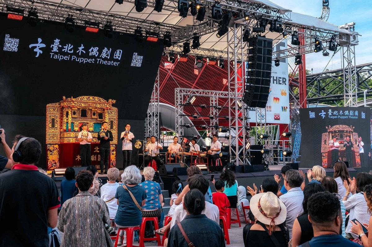 台北木偶劇團連3天帶來跨越語言限制、融合臺灣北管及廟會文化的偶戲展演，獲得滿堂喝采。 圖：文化部提供