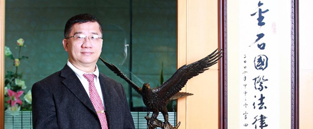 民眾黨向立法院申請80萬元，推派律師林石猛擔任釋憲案的訴訟代理人。 圖：翻攝自金石國際法律事務所官網