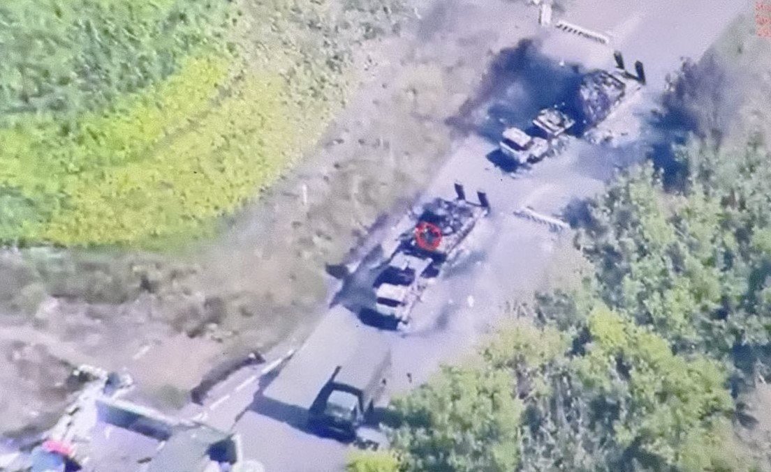 烏克蘭武裝部隊無人機地面小組，操控數台 FPV 無人機圍成一個圈包圍敵軍車隊，並進一步殲滅。 圖：翻攝自 Trent Telenko X 帳號