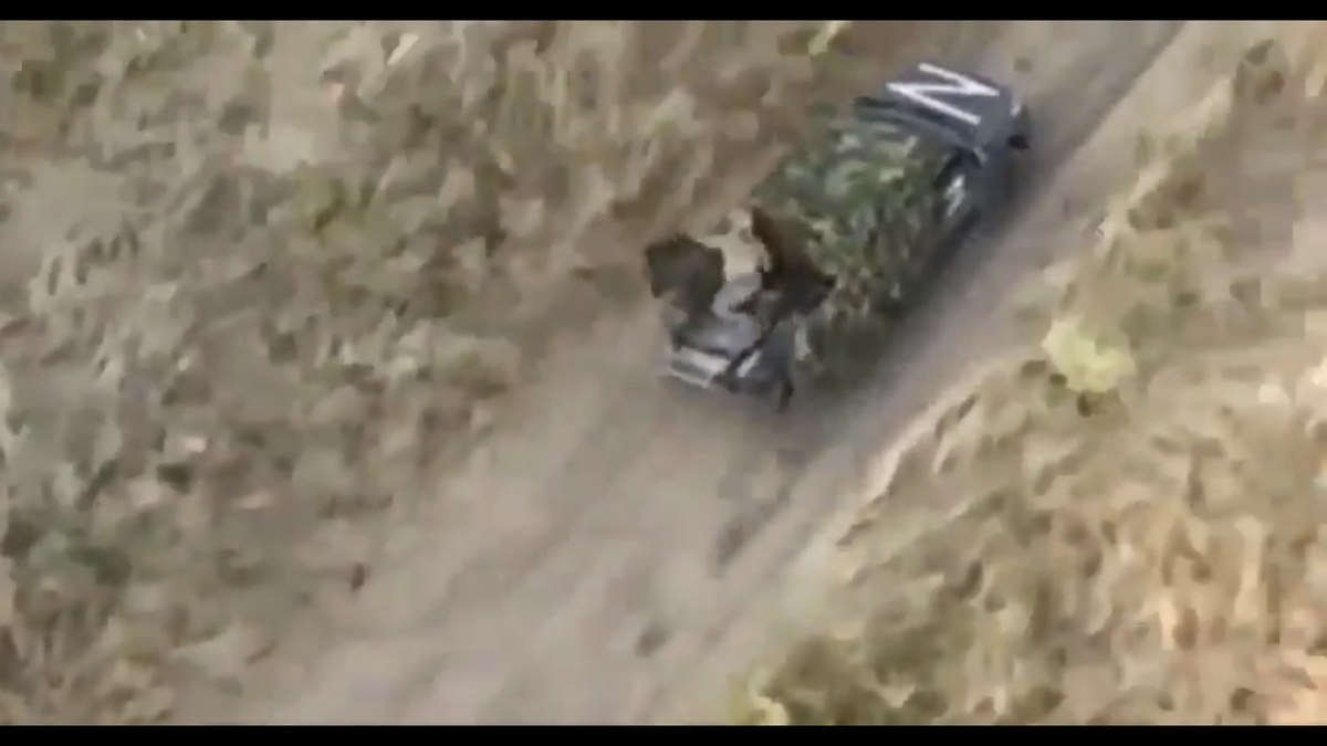 俄軍士兵為了逃亡，選擇將同伴從卡車上推下。 圖：擷取自 @nexta_tv X 分享影片