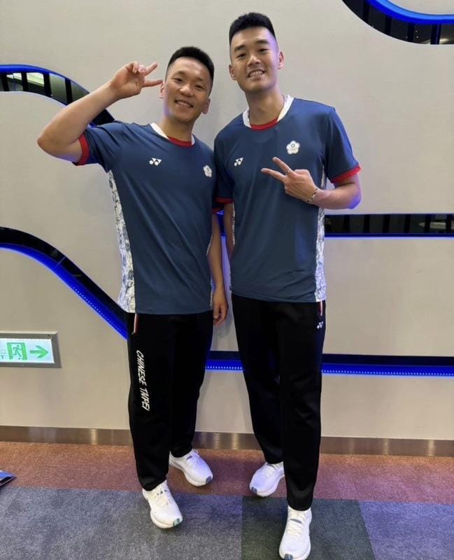台灣羽球男雙「麟洋配」李洋(左)與王齊麟(右)在奧運比賽中獲得金牌，台北市長蔣萬安也在 16 日宣布將兩人的母校中山國中校門口的路段新增別名「麟洋路」。對此，王齊麟 17 日出席公開活動時表示，有大家的支持，他們才能獲得這面金牌，「非常感謝大家」。 圖：翻攝自王齊麟IG