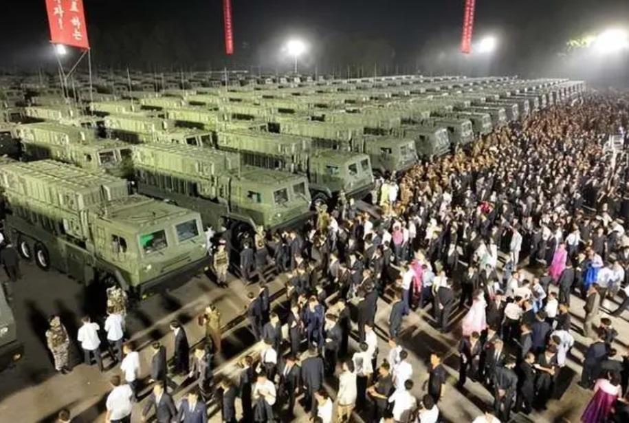 北韓近期舉辦了一次特殊的武器移交儀式，250 輛新型導彈發射車被交到了北韓前線部隊手中，並將在之後佈置到北韓邊境地區。 圖：翻攝自鄭繼永教授