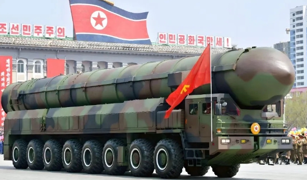 南韓國防研究院( KIDA )近期舉行軍事論壇，並公布對北韓核武數量的推算數據，認為北韓目前可能握有約 150 枚核武，推測 2040 年時可能持有超過 400 枚核武。圖為北韓的洲際彈道導彈。 圖 : 翻攝自張斌說(資料照)