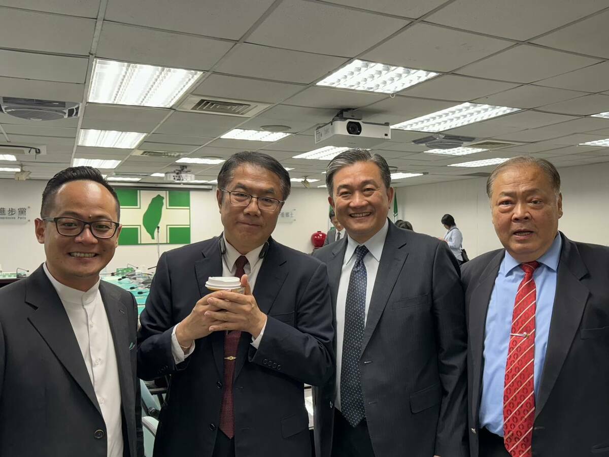 民進黨立委王定宇（右2）向台南市長黃偉哲（右3）反映亞太棒球場草皮事件民意。 圖：翻攝自王定宇臉書