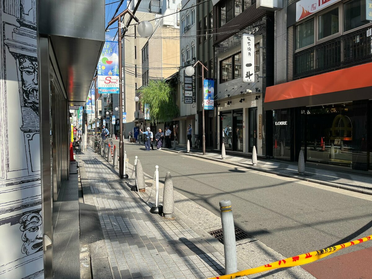 大阪知名觀光景點心齋橋 7 日驚傳強盜殺人事件，一名中國籍男子持刀搶劫精品店，並刺死一名 30 歲男性店員。事故現場現在已經被當地警方封鎖。 突：翻攝自 @Gts4423 X 帳號