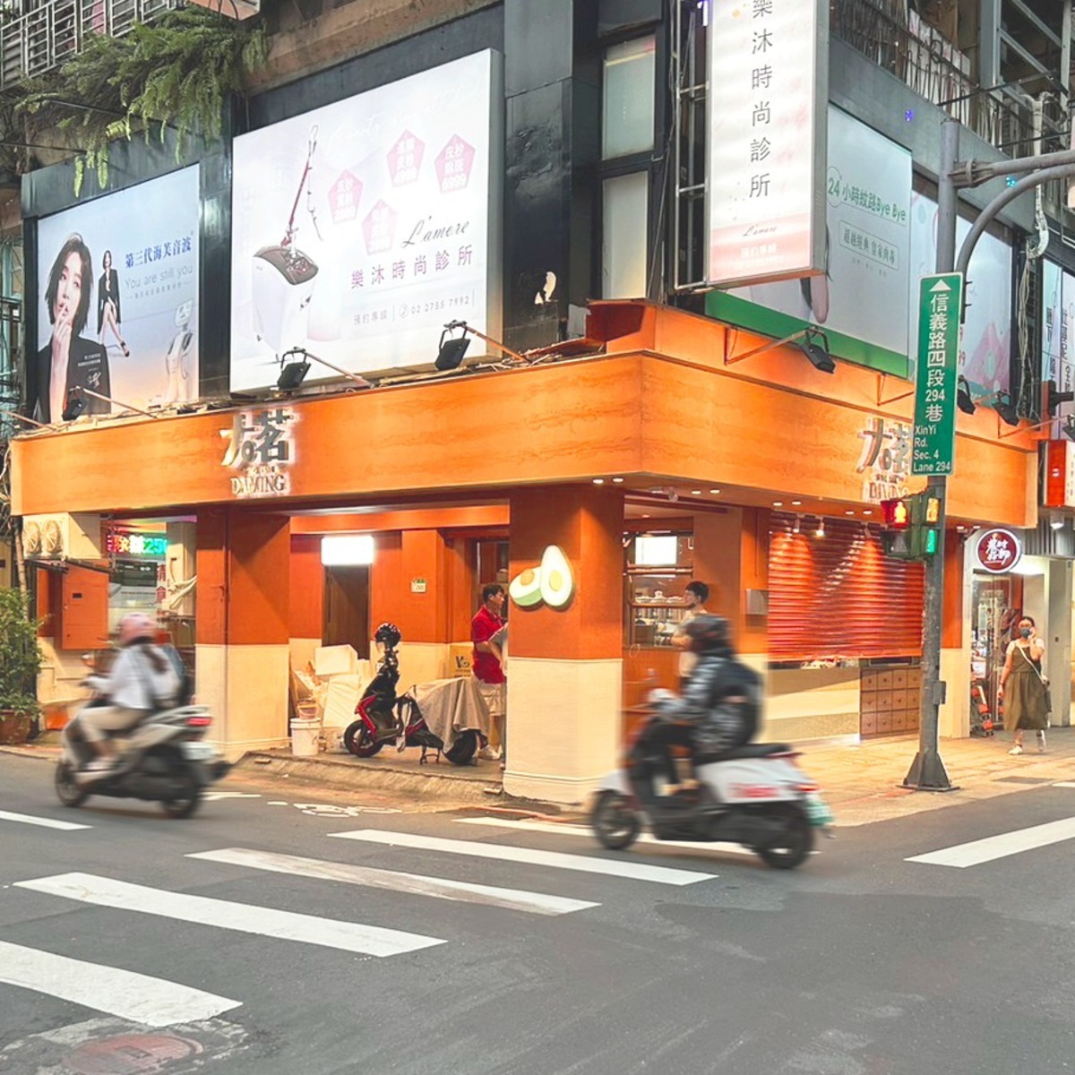「大茗本位製茶堂」通化店遭網友於Google爆料，表示在該店通化店購買飲品杯底發現濕紙巾。 圖：翻攝自大茗本位製茶堂 臉書專頁