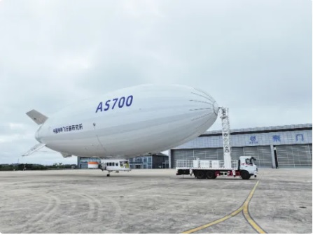 中國航空工業集團研發的 AS700 「祥雲」載人飛艇日前首次完成低空旅遊場景展示試飛任務。 圖：翻攝自 空天力量