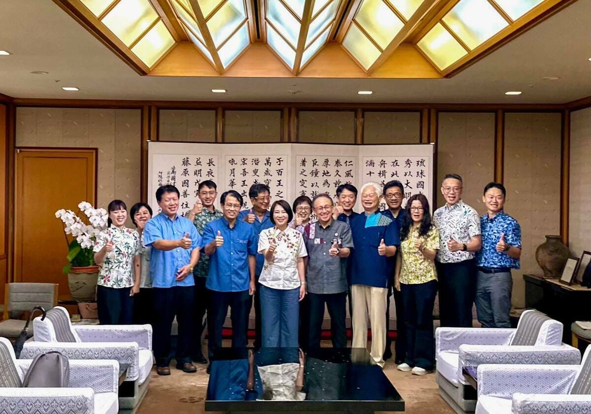 屏東縣長周春米率領縣府團隊出訪日本沖繩，並穿著沖繩衫拜訪沖繩縣知事玉城丹尼。 圖：翻攝自周春米臉書