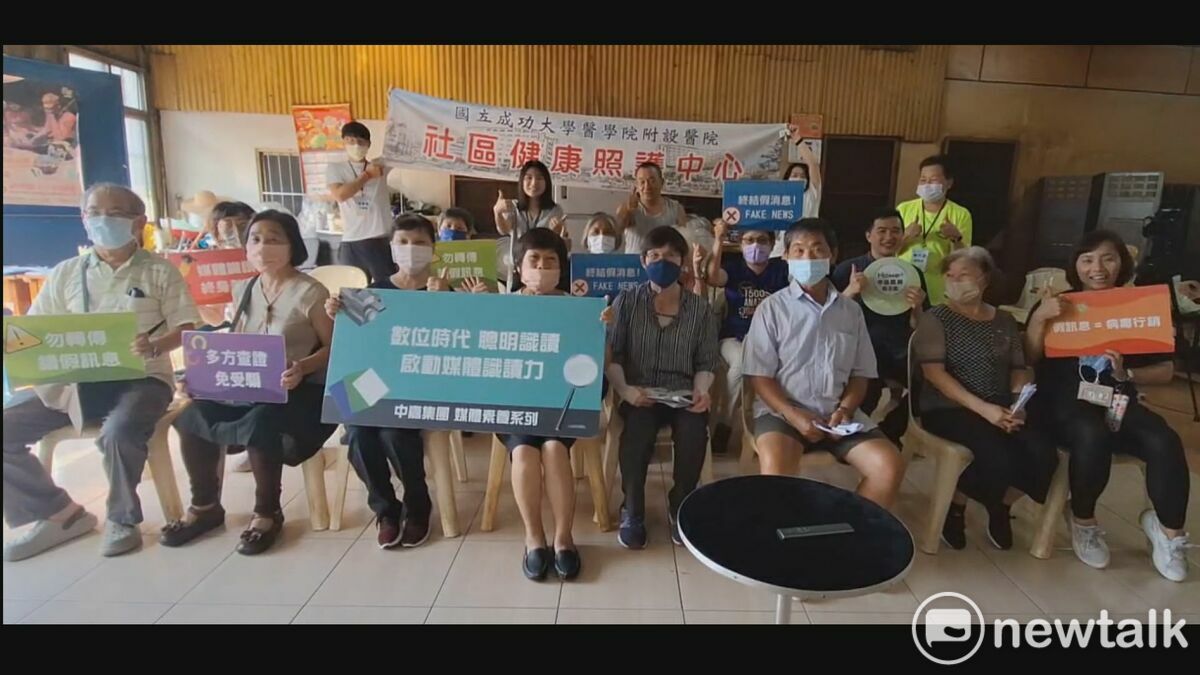 為了提升長輩們的媒體識讀能力，中嘉寬頻──三冠王．雙子星持續巡迴社區宣導，前往安南區溪墘社區關懷據點跟大家分享如何分辨假消息，學習當個聰明的閱聽眾。 圖：中喜寬頻提供