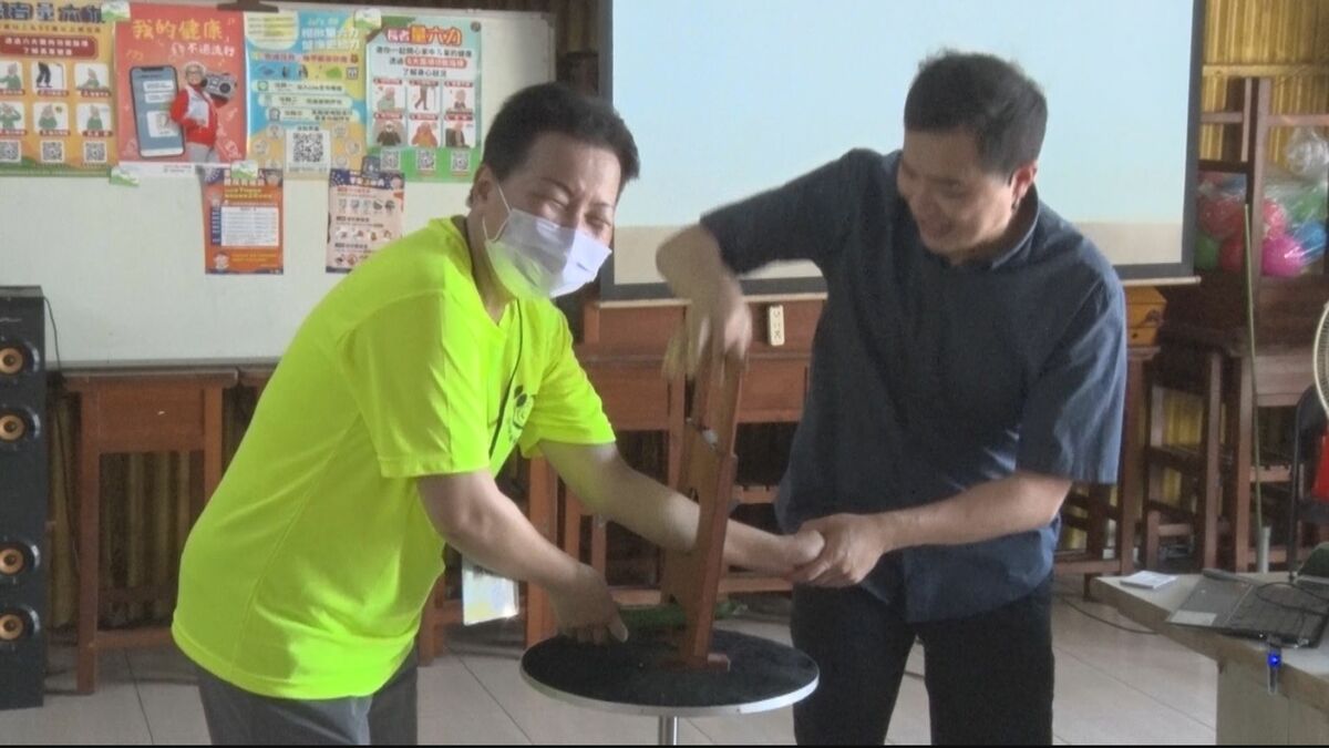曾獲全國魔術冠軍有「魔術醫師」之稱的李貫廷，巧妙運用魔術讓更多人認識骨鬆的預防保健超有趣，並提醒食療等相關假訊息，絕無冷場，精彩無比。 圖：中喜寬頻提供