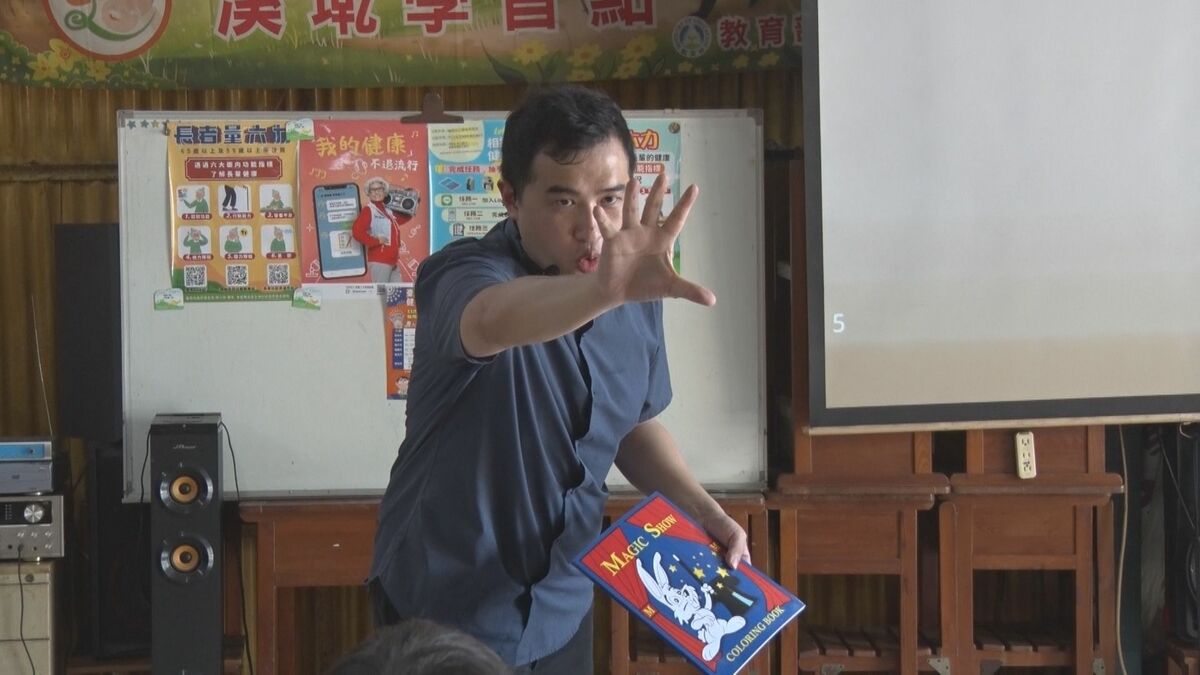 曾獲全國魔術冠軍有「魔術醫師」之稱的李貫廷，巧妙運用魔術讓更多人認識骨鬆的預防保健超有趣，並提醒食療等相關假訊息，絕無冷場，精彩無比。 圖：中喜寬頻提供