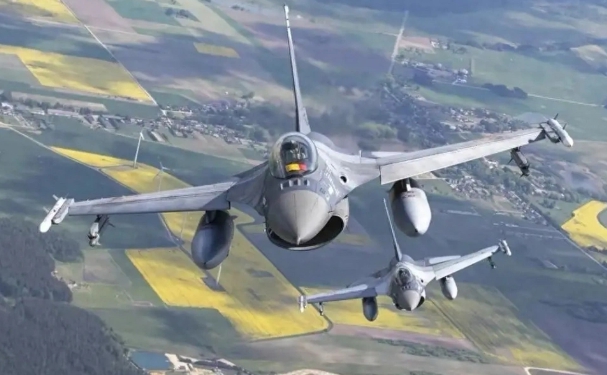 烏軍 F-16 戰機參與對庫爾斯克的進攻。俄軍幾架 Ka-52 鱷魚攻擊直升機，已被 F-16 擊落。圖為 F-16。 圖 : 翻攝自躬耕牛