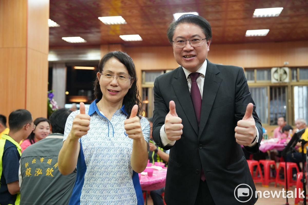 鶯歌聖榮宮榮府王爺聖誕，拳擊國手林郁婷母親廖女士（左起）、民進黨秘書長林右昌都出席。 圖：讀者提供