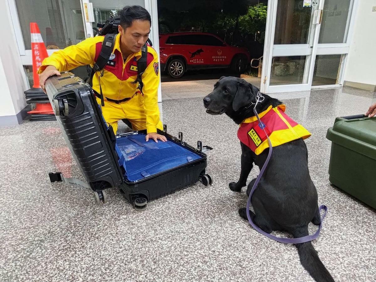 高市搜救人員及搜救犬待命整備，隨時配合執行國際人道救援。 圖：高雄市消防局/提供