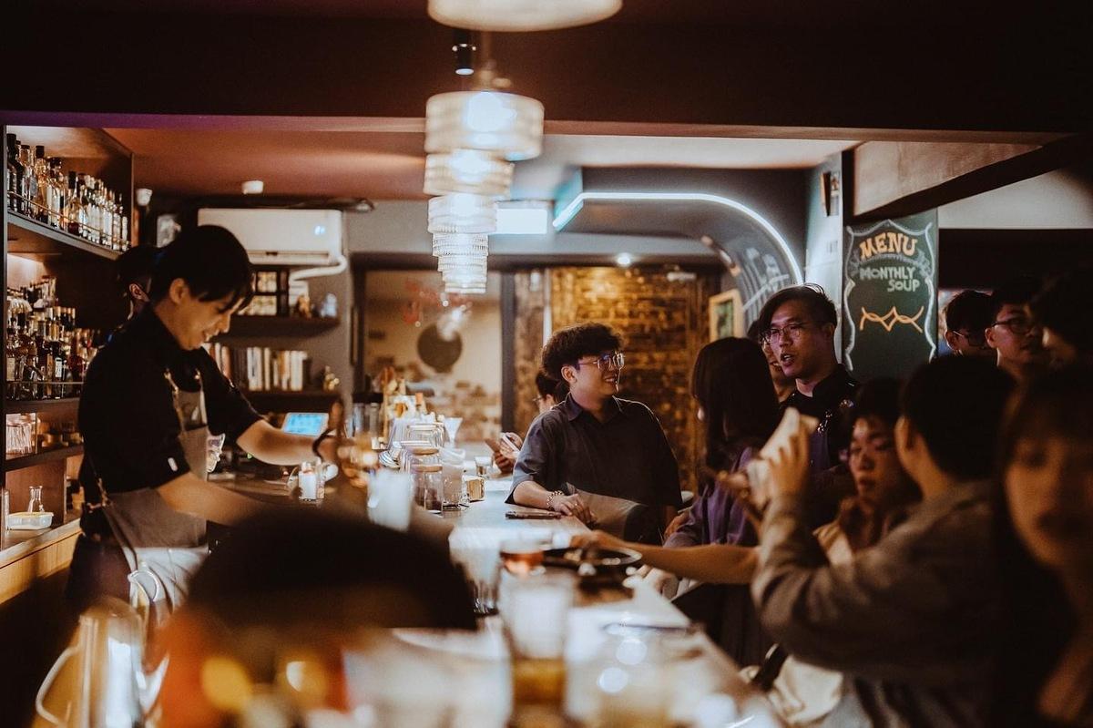 高雄雄嗨調酒節將酒吧場景直接搬到愛河畔。 圖：高雄市觀光局/提供
