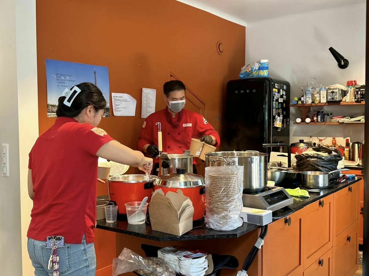 體育署這次在巴黎奧運代表團設立「膳食中繼站」，讓台灣選手能在花都巴黎享受台灣美食。 圖：取自張廖萬堅臉書