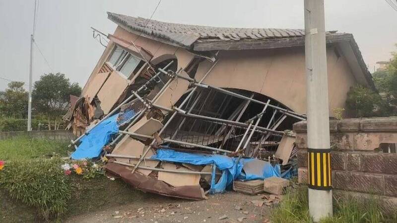 日本宮崎縣8日下午發生規模7.1地震，鹿兒島大崎町民宅倒塌，有住戶一度受困。 圖：翻攝X（前推特）
