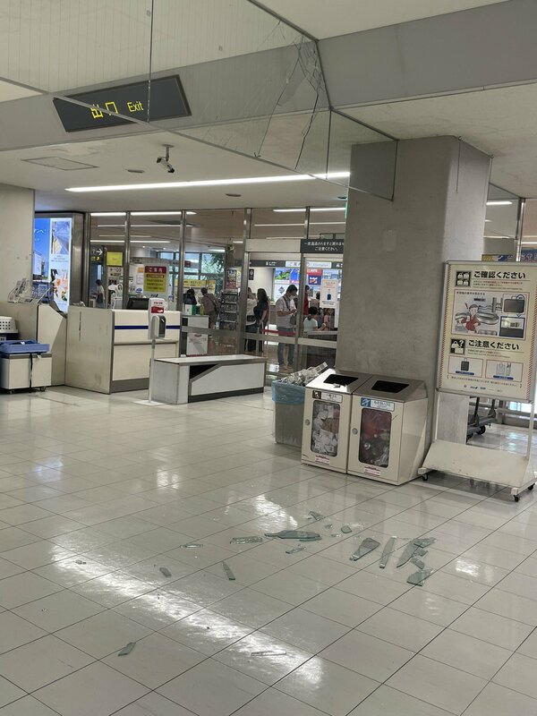 宮崎機場航廈玻璃破裂。 圖：翻攝X（前推特）